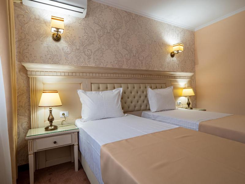 Twin Room image 3