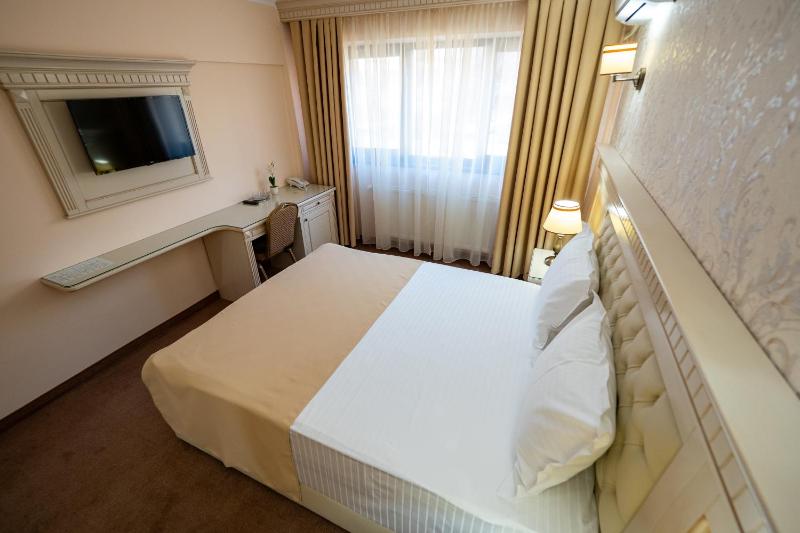 Double Room image 4