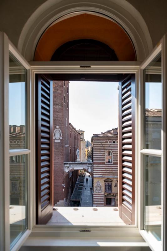 Deluxe One-Bedroom Apartment with View image 4