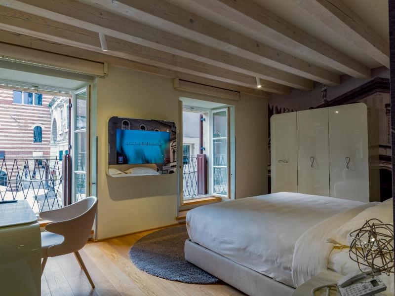 Deluxe One-Bedroom Apartment with View image 1
