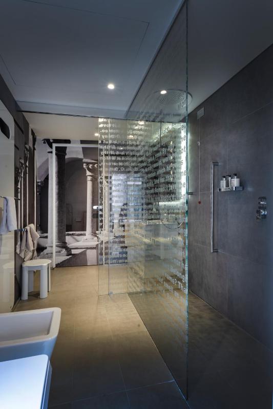 Deluxe One-Bedroom Apartment with View image 2