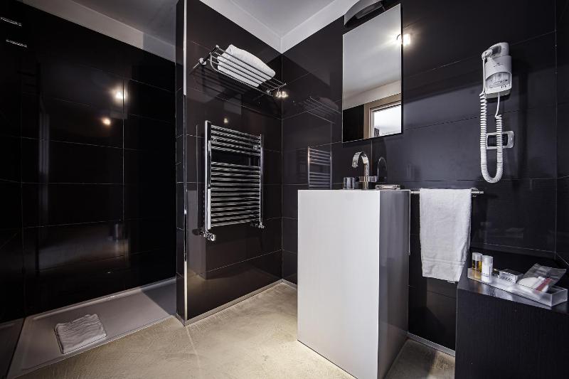 Deluxe Double Room image 4