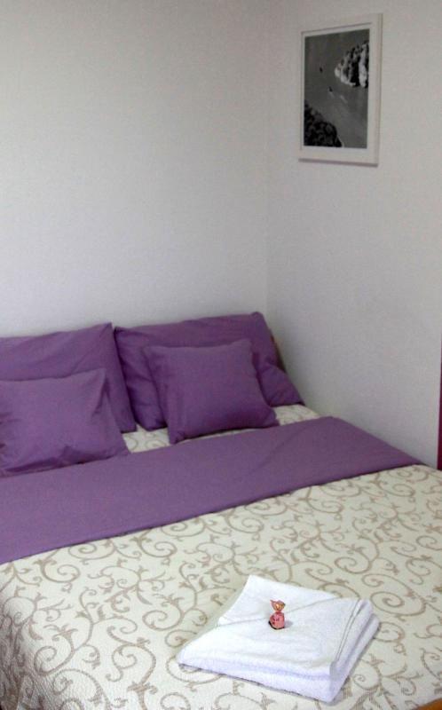 Basic Triple Room with Shared Bathroom image 4