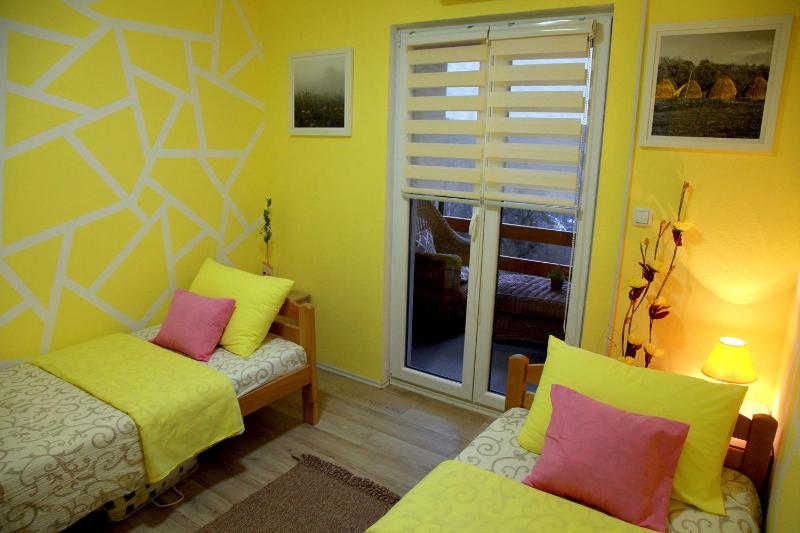 Twin Room with Lake View image 4