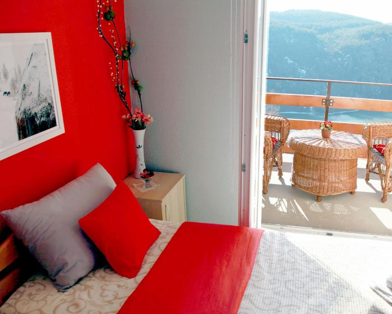 Twin Room with Lake View image 2
