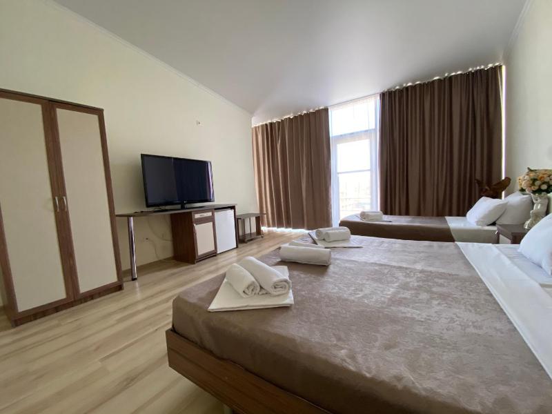 Triple Room with Balcony image 3