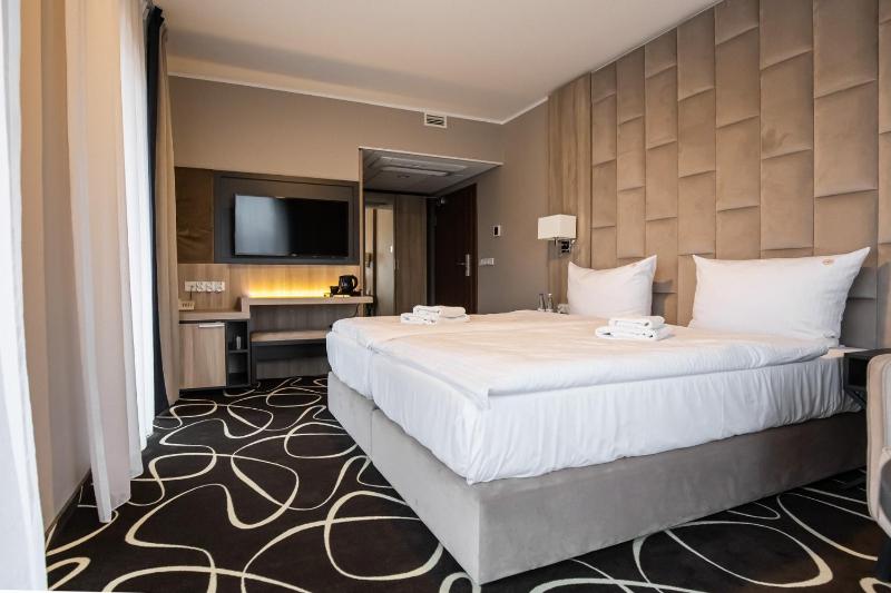 Deluxe Double Room with Balcony image 3