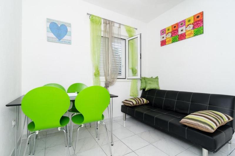 Comfort One Bedroom Apartment with Sea View image 3