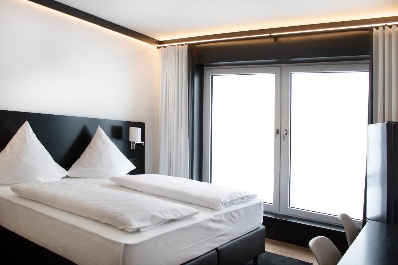 Standard Double Room image 3