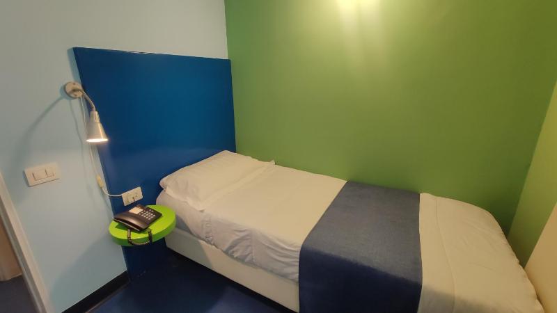 Standard Single Room image 4