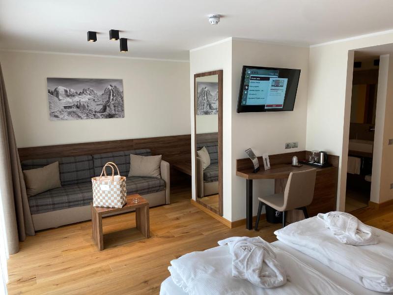 Junior Suite with Balcony image 3