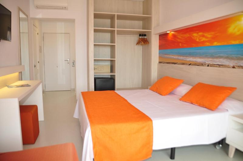Double Room image 3