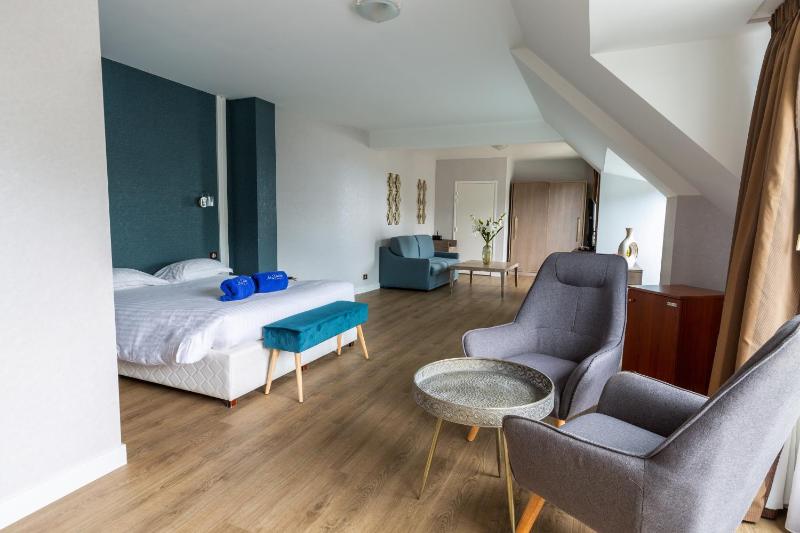 Junior Suite with Lateral Sea View image 1
