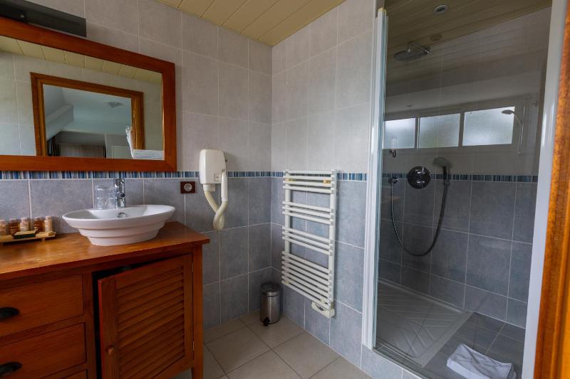 Junior Suite with Lateral Sea View image 3