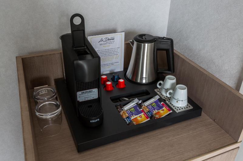 Junior Suite with Lateral Sea View image 4