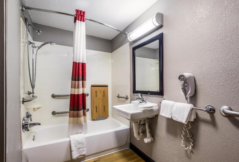 Superior King Room Disability Access Smoke Free image 2