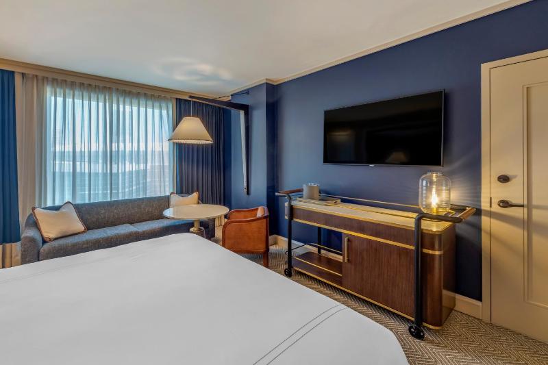 Premier Room  1 King Bed image 3