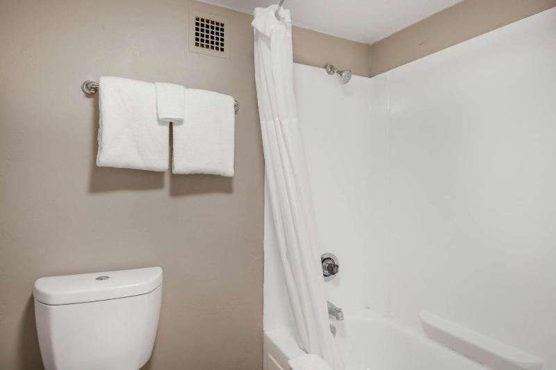 Queen Room with Two Queen Beds - Non-Smoking image 4