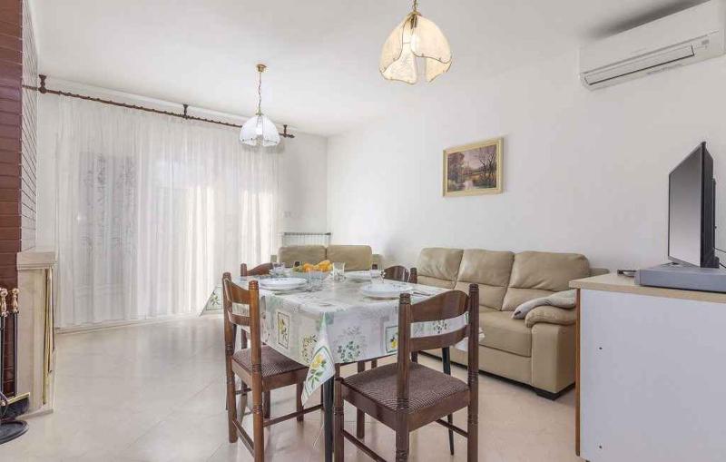 Apartment 1 image 3