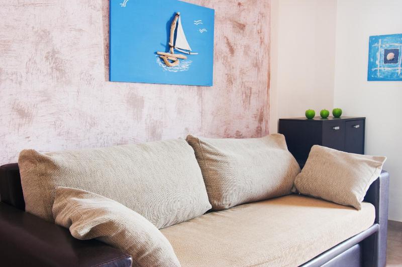 One-Bedroom Apartment with Sea View - Split Level image 2