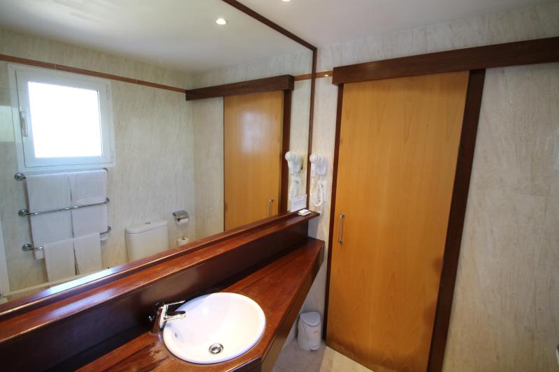 One-Bedroom Apartment with Air Conditioning image 3