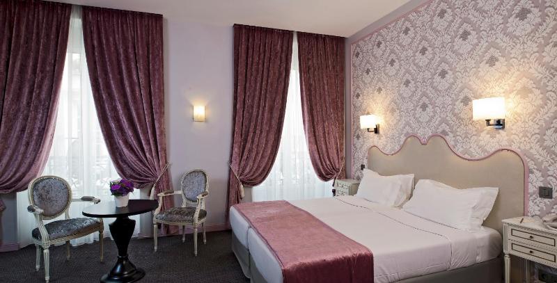 Superior Triple Room image 4