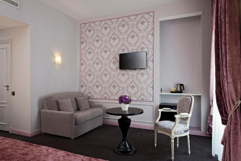 Superior Triple Room image 3