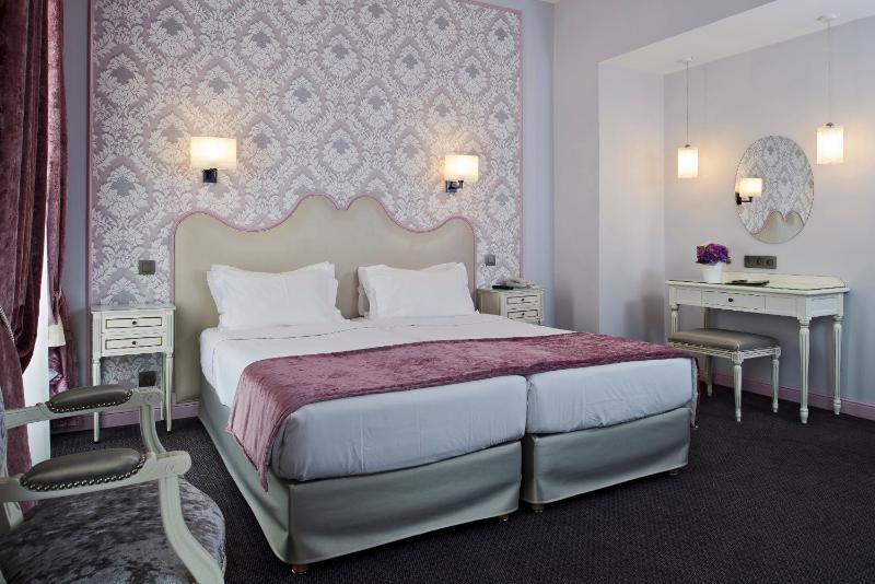 Superior Triple Room image 2