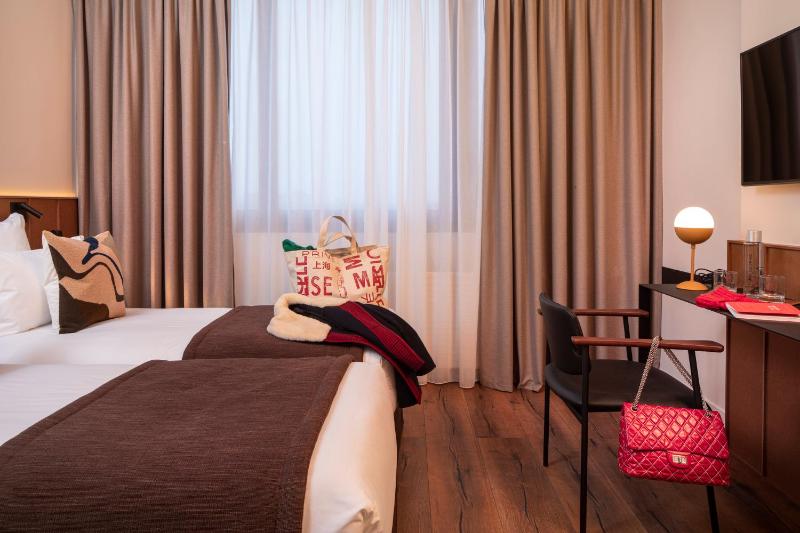 Standard King Room image 2