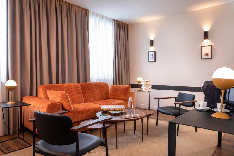 Suite with Hot Tub image 4