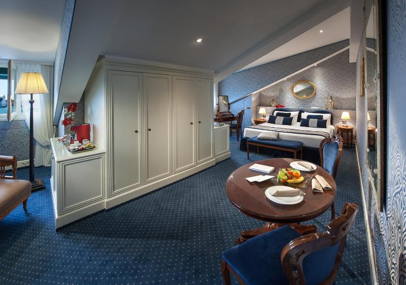Junior Suite with Lagoon View (2 Adults) image 4