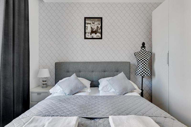 Grand Apartments - Modern Old Town Apartment - image 4