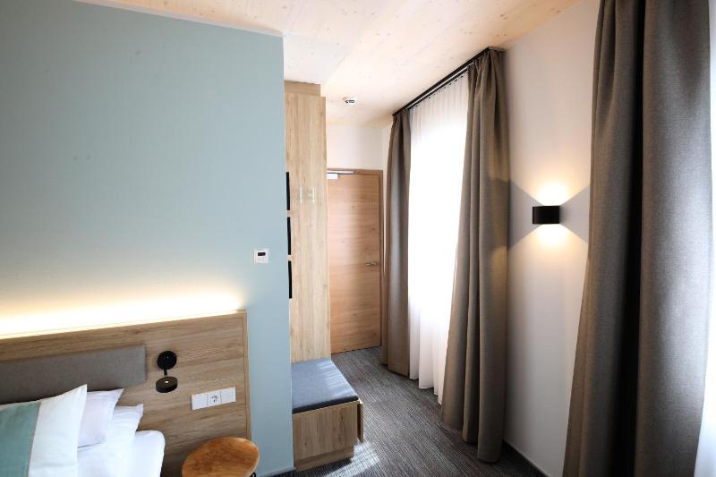 Double Room image 3