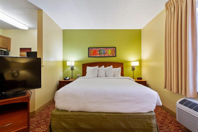 Deluxe studio 1 Queen Bed Non-Smoking image 4