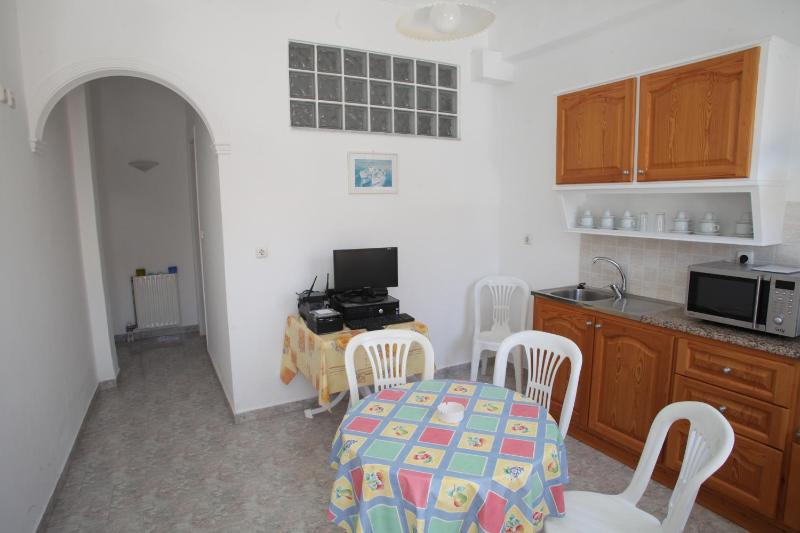 Basic Twin Room with Shared Kitchen image 2