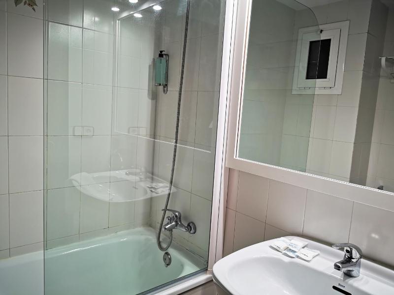 Three-Bedroom Apartment with Sea View image 4
