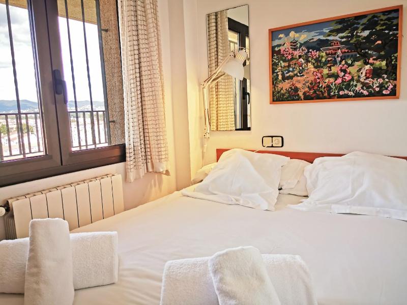 Three-Bedroom Apartment with Sea View image 3