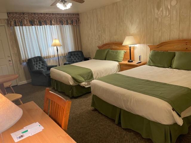 Standard King Room image 3