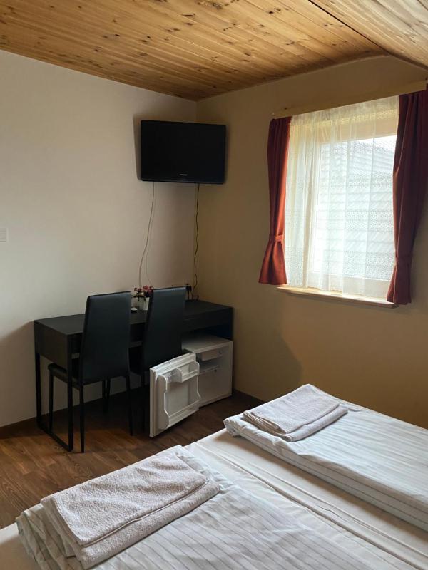 Twin Room with Private Bathroom image 2