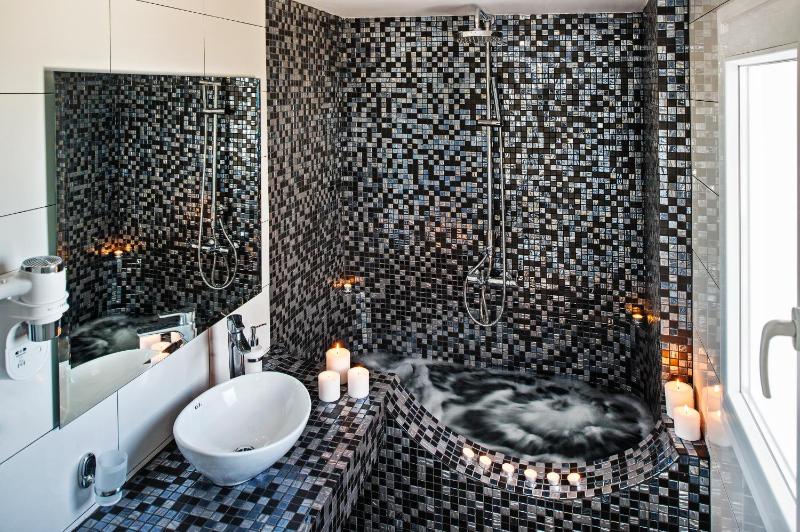 Deluxe Suite with Outdoor Hot Tub and Sea View image 2