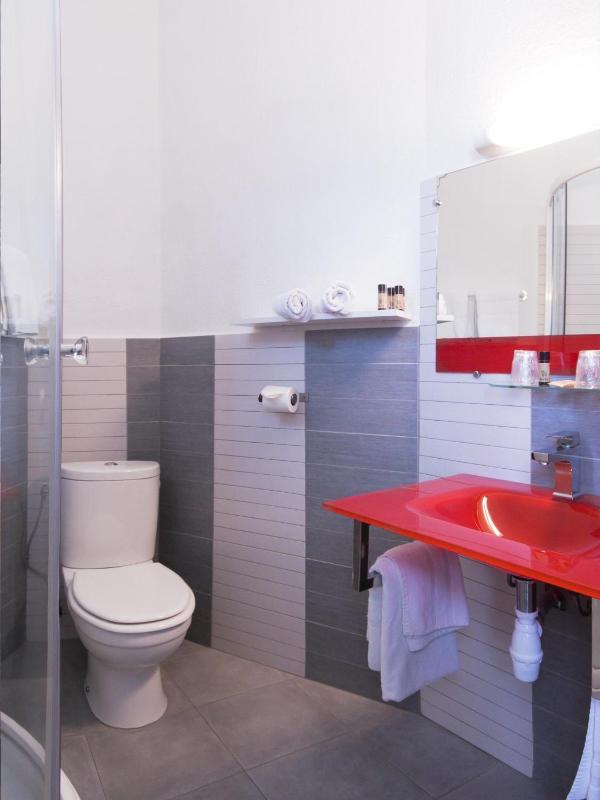 Economy Triple Room image 3