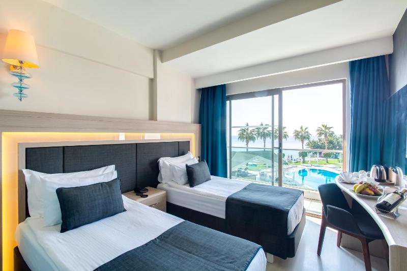 Standard Double or Twin Room with Sea View image 4