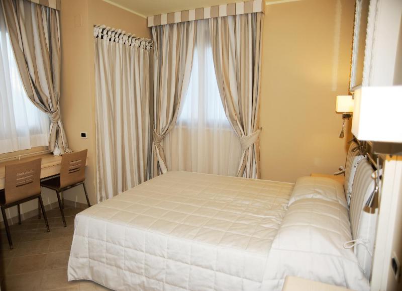 Double Room image 4