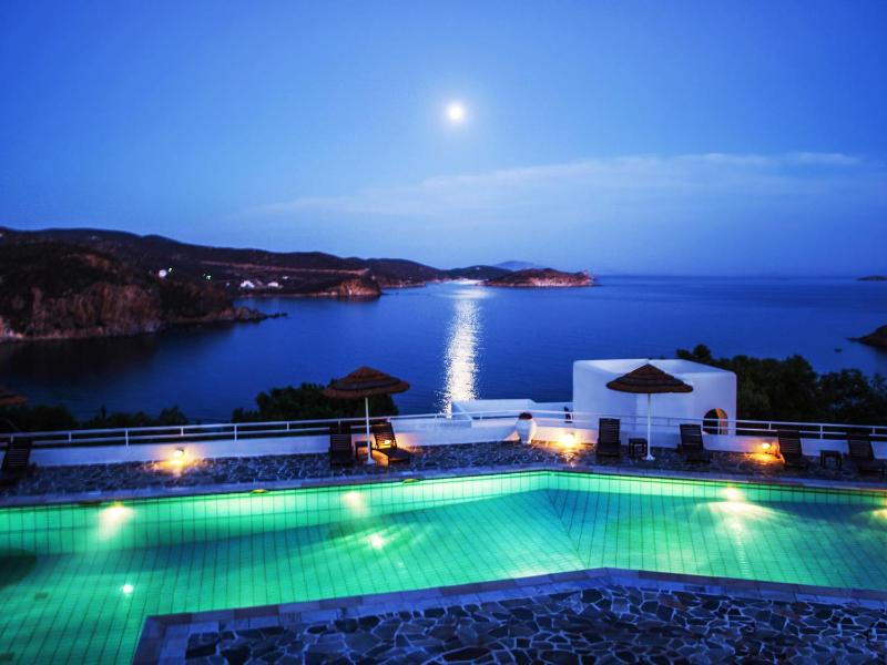 Double Room with Sea and Pool View image 4