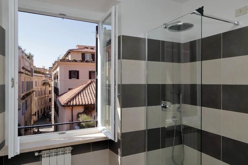 Deluxe One-Bedroom Apartment with Terrace - Split Level image 3