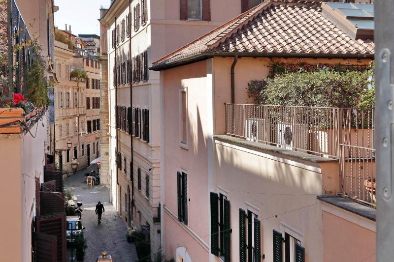 Deluxe One-Bedroom Apartment with Terrace - Split Level image 2