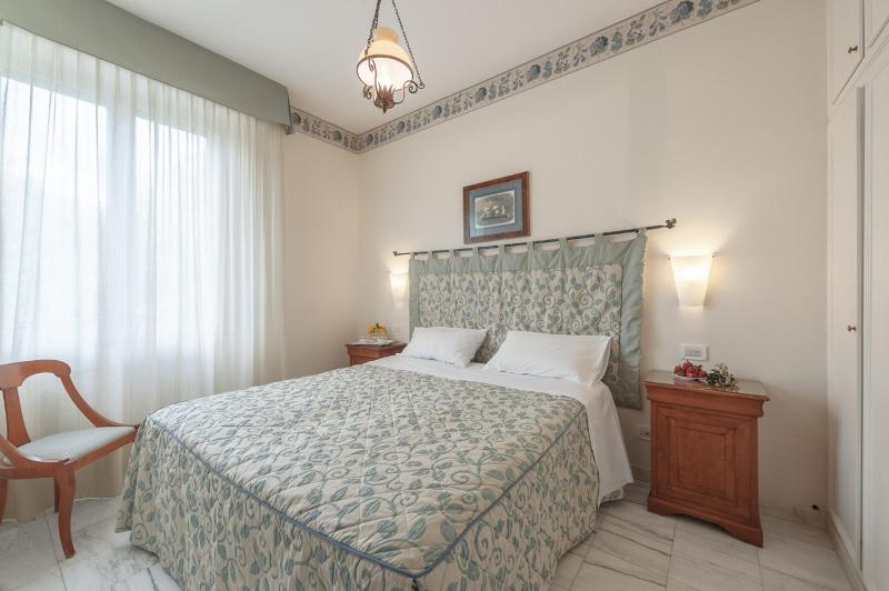 Small Double Room image 3