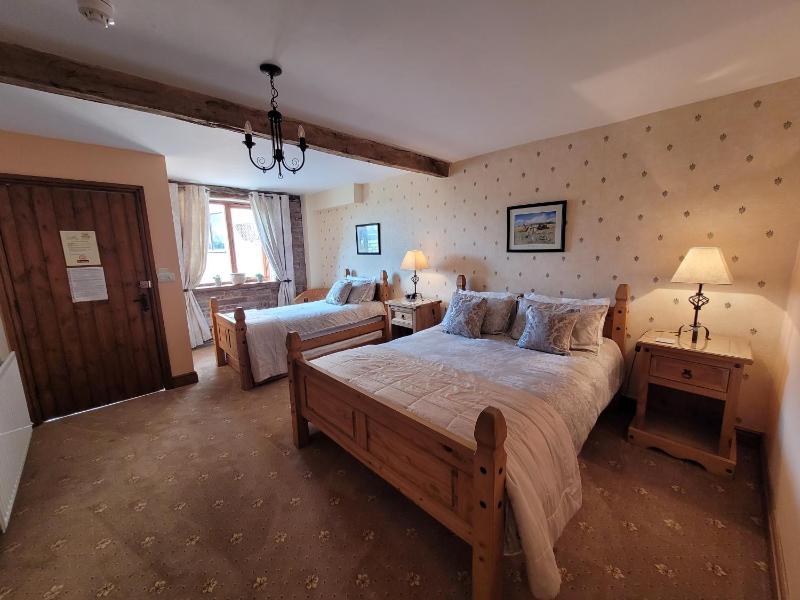 Standard King Room image 3
