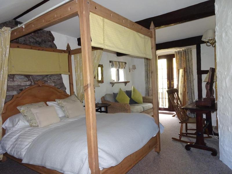 Four Poster Suite with Spa Bath image 4