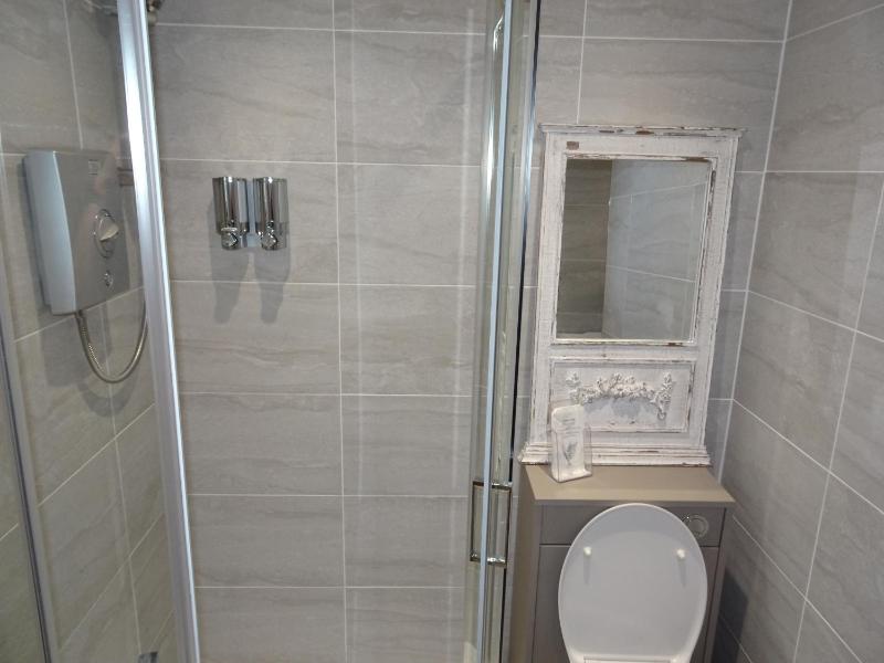 Twin Room with Private External Bathroom image 3